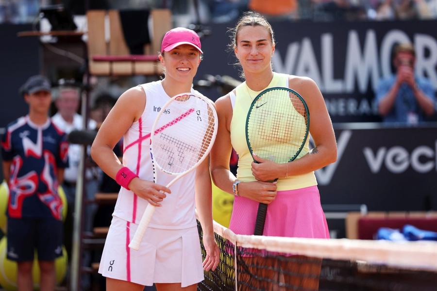 Aryna Sabalenka și Iga Swiatek Foto: Getty Images Cu ce jucător ar merge în deșert Coco Gauff, Iga Swiatek sau Alexander Zverev? » Răspunsuri hilare și două nume favorite