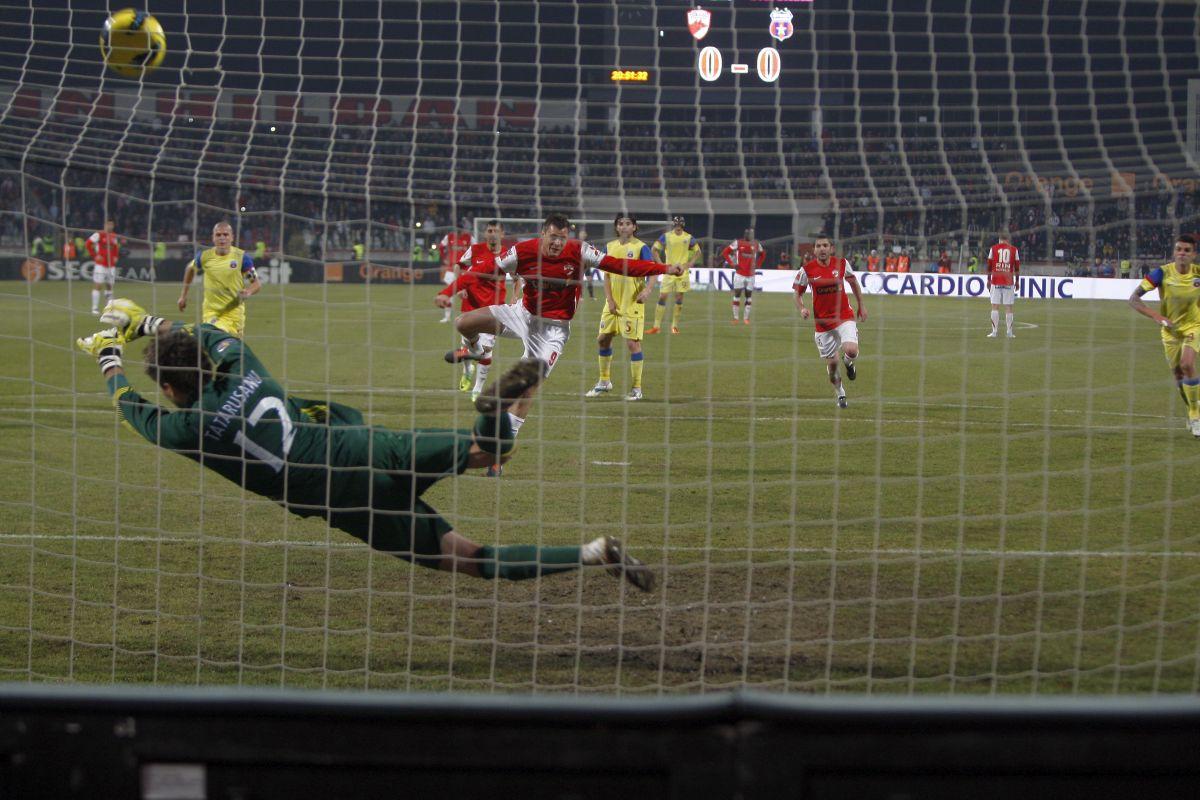 Dinamo în sezonul 2011-2012, ultima oară când roș-albii au iernat pe primul loc