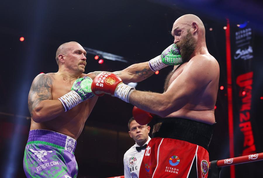 Până în anul 2050, o luptă ca cea dintre Oleksandr Usyk și Tyson Fury ar putea fi controlată de implanturi neuronale care să prevină accidentările // FOTO: Guliver/GettyImages Cum va arăta sportul în 2050? » Guardian scrie despre roboți fotbaliști, cipuri implantate în creier și jucători trecuți de 50 de ani