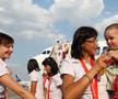 Georgeta Andrunache cu băiețelul, Ștefan, sosire după Jocurile Olimpice 2008 Foto: Cristi Preda