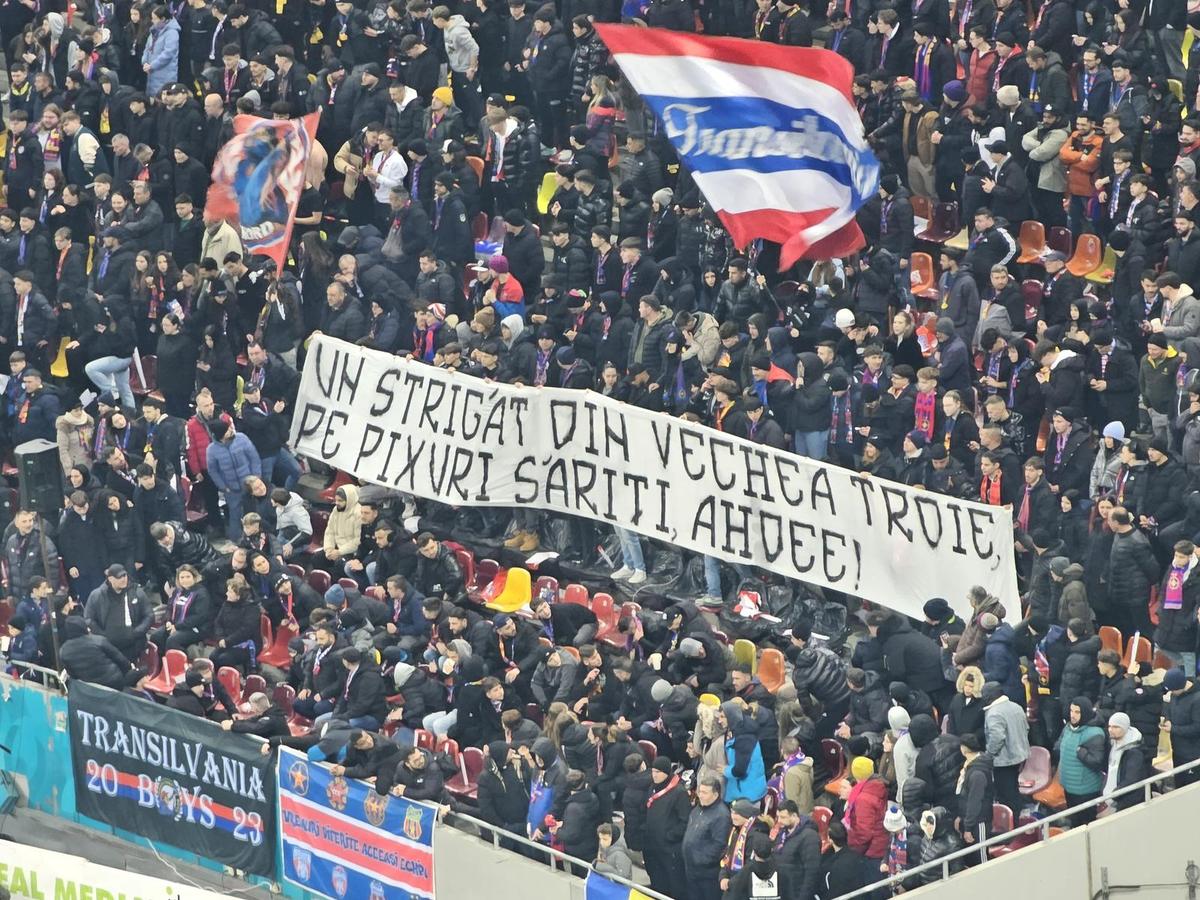 Mesajele apărute în peluze la FCSB - Rapid