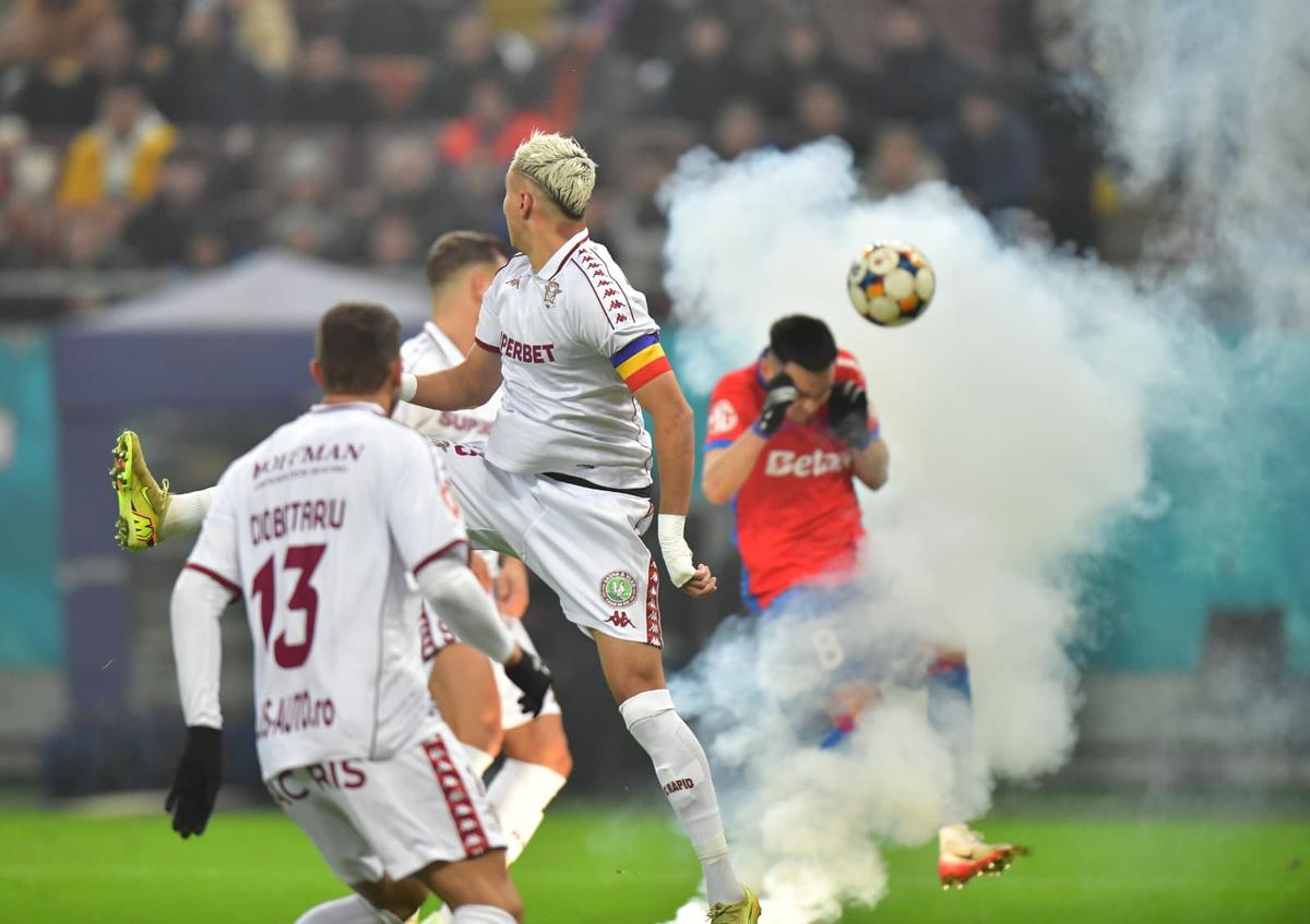 Istvan Kovacs, personajul principal din FCSB - Rapid » Pentru ce a acordat două penalty-uri în 10 minute. Salvat de VAR la o fază