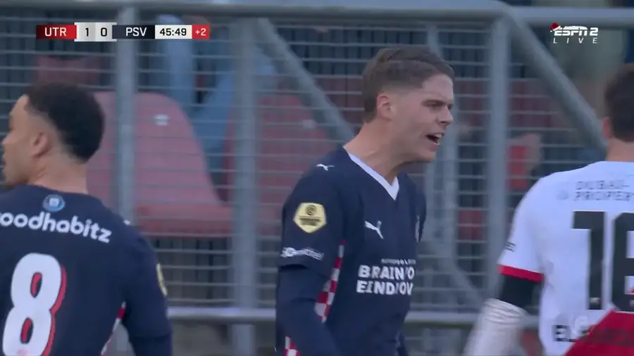Momentul în care Joey Veerman îl înjură pe Man // FOTO: voetbalzone.nl „Du-te dracu'!” » Dennis Man, înjurat și schimbat IMEDIAT în Utrecht - PSV: ce scriu olandezii