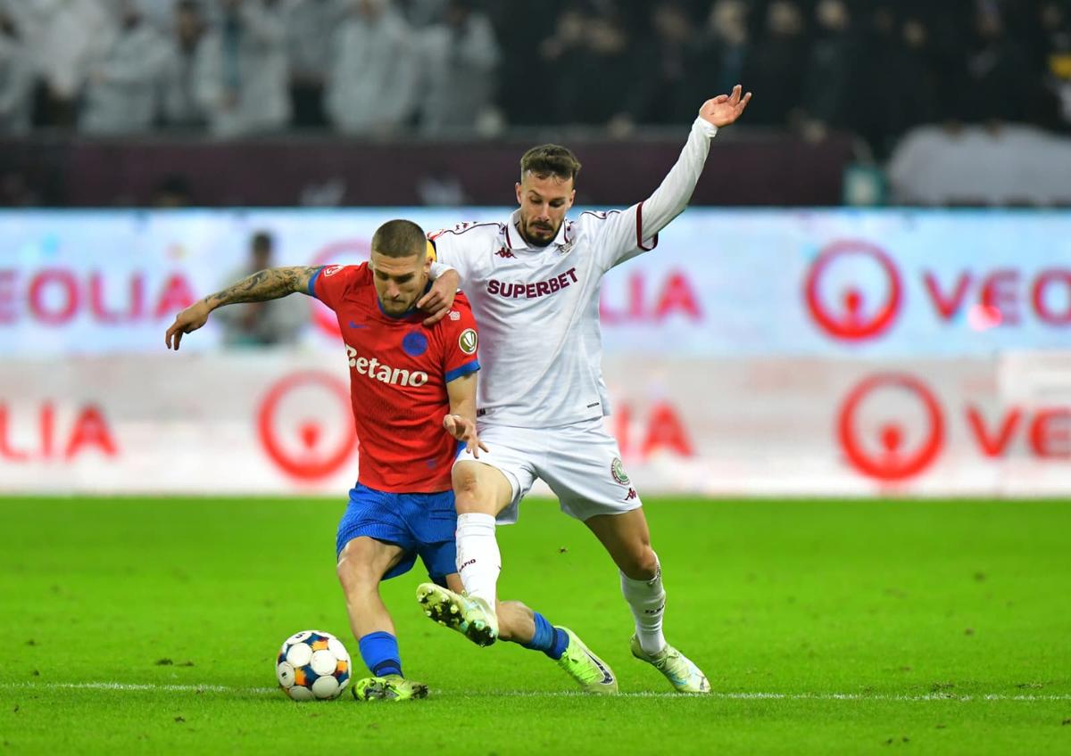 Istvan Kovacs, personajul principal din FCSB - Rapid » Pentru ce a acordat două penalty-uri în 10 minute. Salvat de VAR la o fază