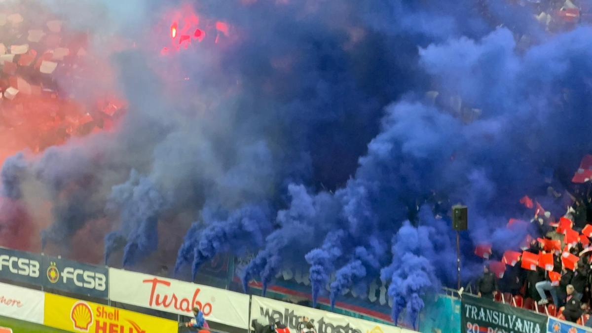 Atmosfera la FCSB - Rapid + Scenografia celor din Peluza Nord a roș-albaștrilor