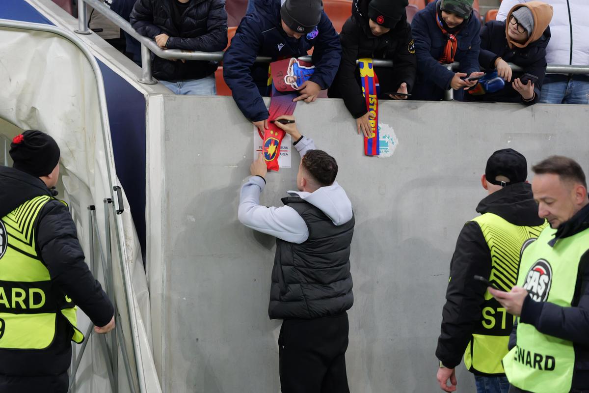 Jucătorii de la FCSB și Rapid, înainte de meciul din etapa #21 / foto: Andrei Furnigă (GSP)
