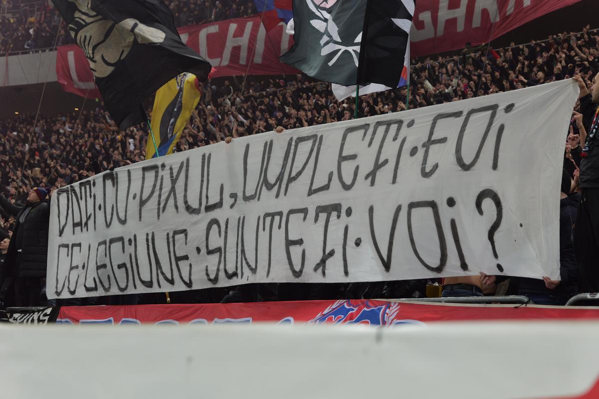 Mesajele apărute în peluze la FCSB - Rapid
