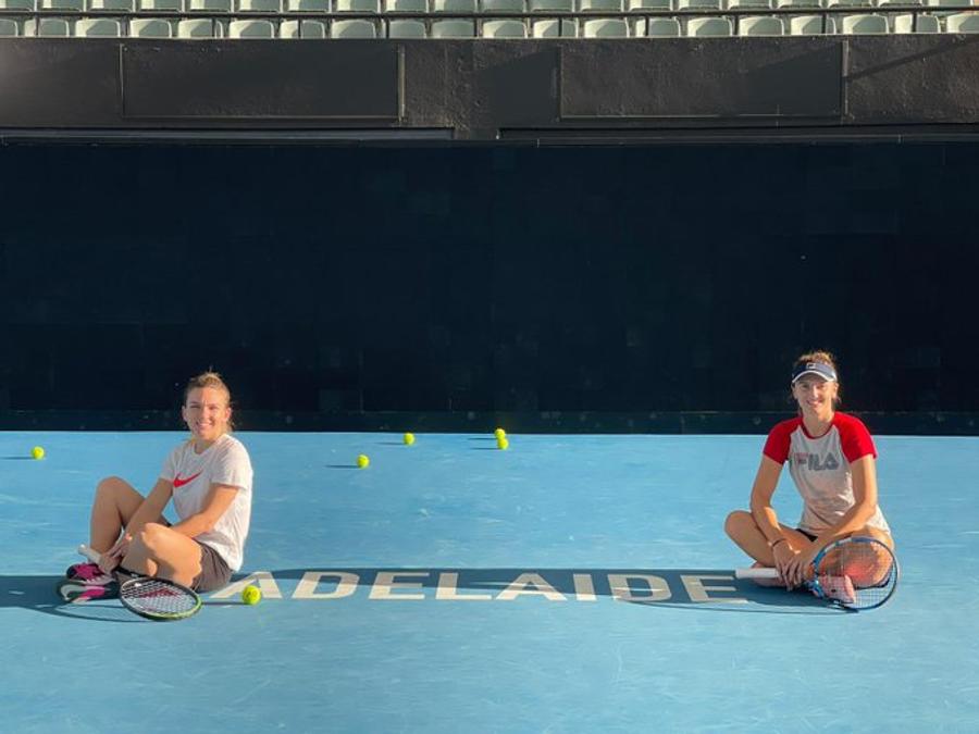 FOTO: Twitter @Simona Halep FOTO Ce parteneră de antrenament are Simona Halep, înaintea Australian Open: „Îi sunt recunoscătoare bunei mele prietene”