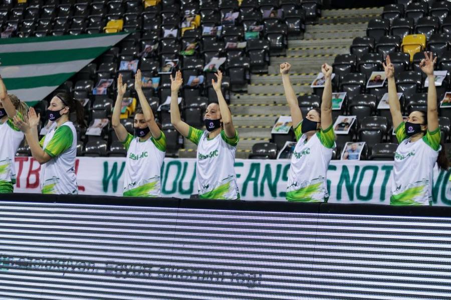 Jucătoarele de la Sepsi bucurându-se pentru reușita de vineri Foto Miska Brigitta Sepsi SIC merge în optimile Eurocup Women » Cea mai bună performanță a clubului covăsnean de la înființare