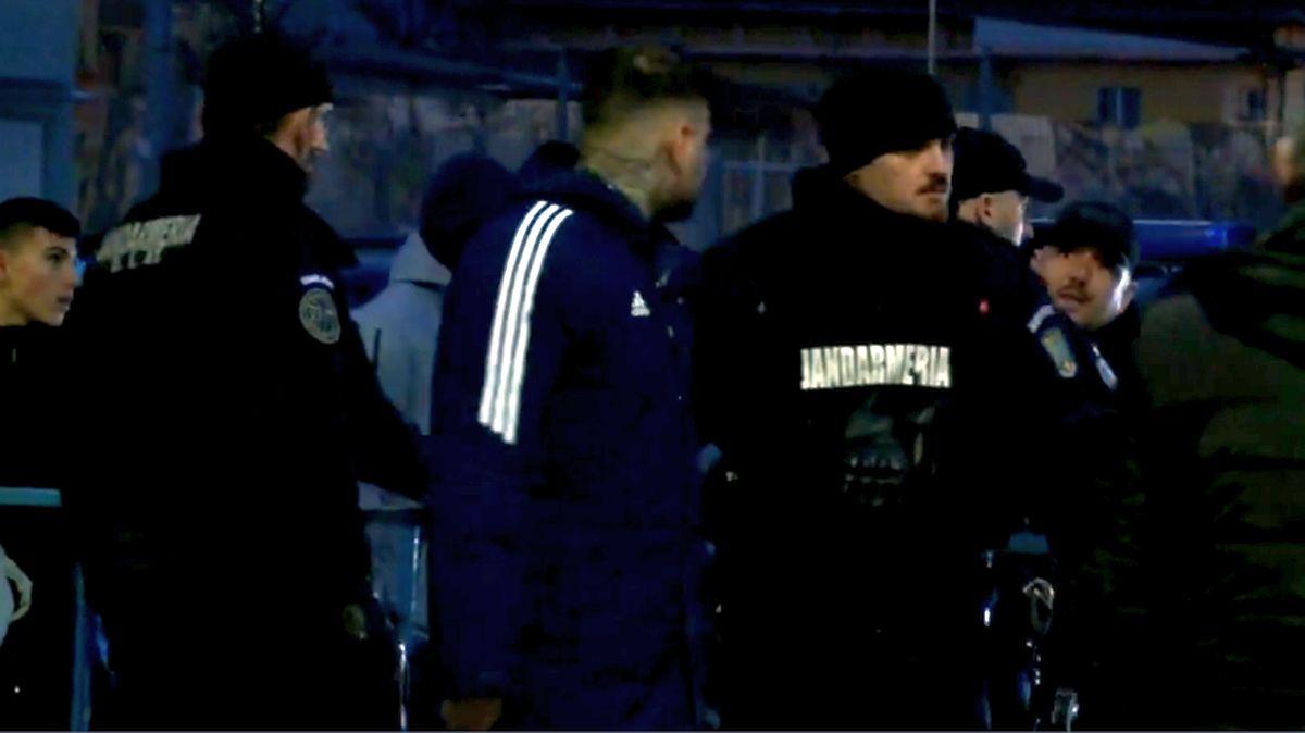 Imagini-șoc din Bănie! Adrian Mititelu Jr. a sărit la bătaie în afara stadionului