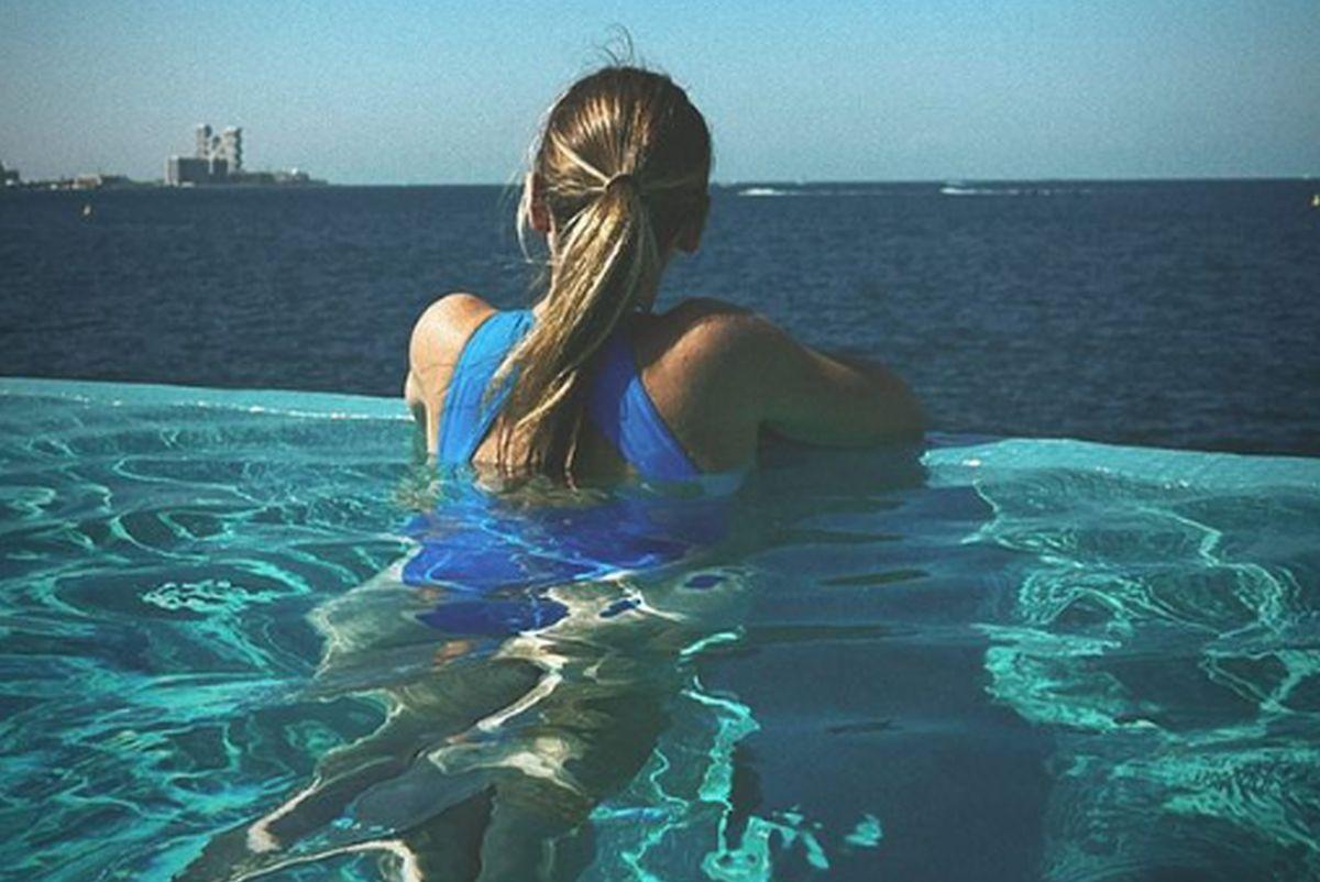 Simona Halep s-a pozat la piscină, în Dubai » Imagini din vacanța fostului lider mondial