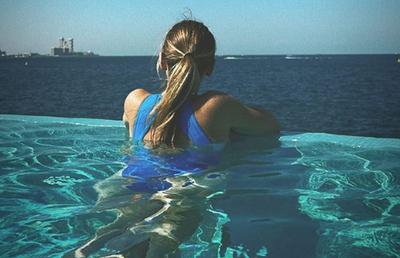 Simona Halep s-a pozat la piscină, în Dubai » Imagini din vacanța fostului lider mondial