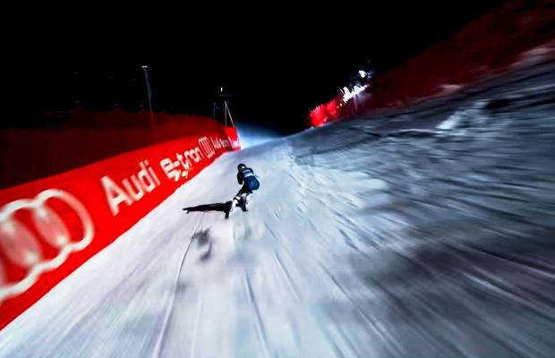 Pantă 85%, noaptea » Uluitoarea Lindsey Vonn a coborât înfiorătorul Streif, urmărită de o dronă. Imaginile sunt amețitoare: „Am crezut că-mi pocnesc genunchii”
