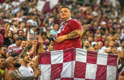 „Puiule, dau cu tine de ciment!” » Șeful galeriei de la Rapid, amenințări pentru crainicul stadionului! Mesajul de pe tabelă care i-a înfuriat pe ultrași
