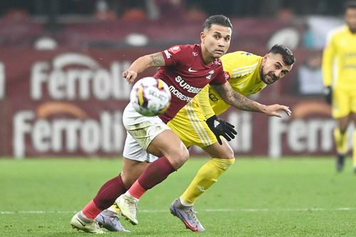 Simon Măzărache, în galben, într-un meci cu Rapid // sursă foto: Imago Images