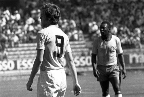 Florea Dumitrache, numărul 9 al „tricolorilor”, și Pele la Mondialul din Mexic 1970. Brazilia ne-a învins la limită, 2-3 Foto: GSP