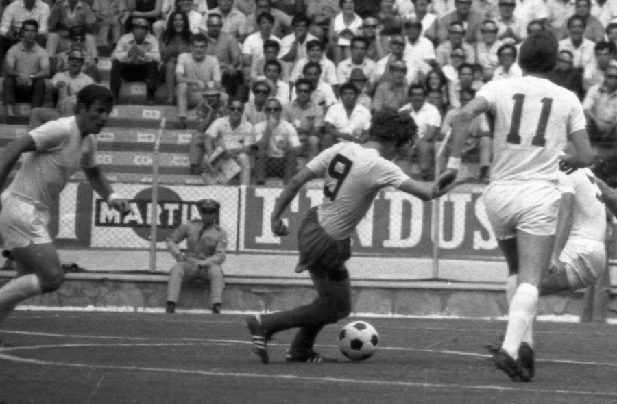 Florea Dumitrache, la CM 1970, împotriva Angliei (0-1) pe „Jalisco” din Guadalajara Foto: GSP Surpriză totală pe stadionul lui Tottenham » Un american îndrăgostit de România povestește pentru GSP: „Am vrut să fiu Florea Dumitrache. A fost eroul meu