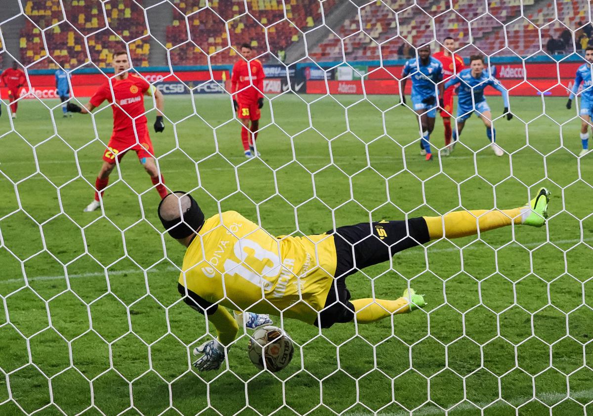 Mircea Rednic l-a dat afară după doar 27 de minute în Superligă! A avut probleme la inimă?
