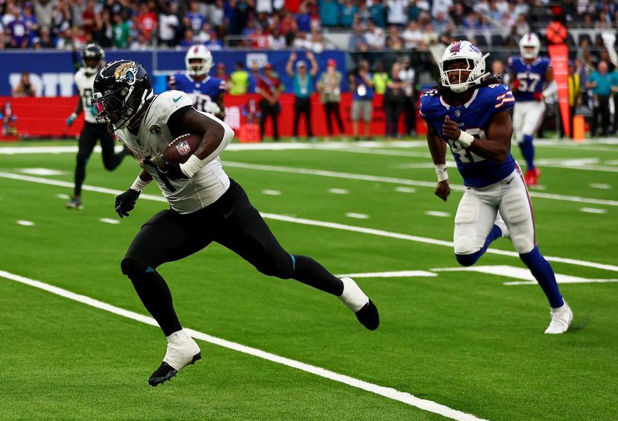Secvență din meciul de fotbal american Jacksonville Jaguars - Buffalo Bills 25-20, jucat pe „Tottenham Hotspur Stadium” pe 8 octombrie 2023 Foto: Guliver/GettyImages Surpriză totală pe stadionul lui Tottenham » Un american îndrăgostit de România povestește pentru GSP: „Am vrut să fiu Florea Dumitrache. A fost eroul meu