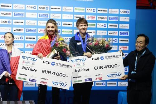 Bernadette Szocs a împărțit treapta a treia a podiumului cu germanca Nina Mittelham FOTO ETTU