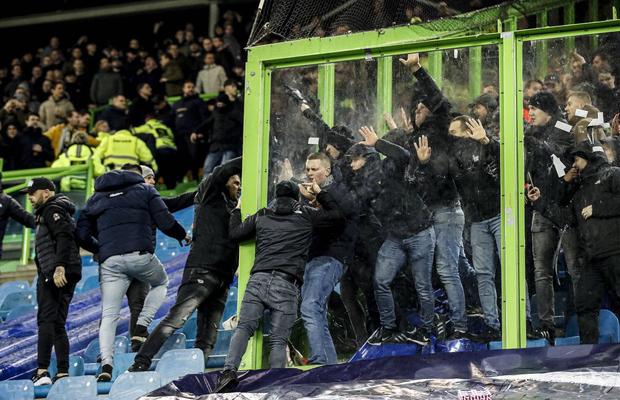 Fanii viitoarei echipe a lui Mazilu i-au fugărit pe jucătorii lui Feyenoord! Cum s-a terminat meciul cu Vitesse
