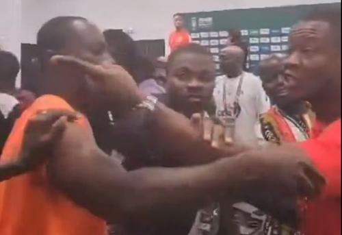 Jurnaliștii din Senegal și Guineea au fost cu greu liniștiți în sala de presă