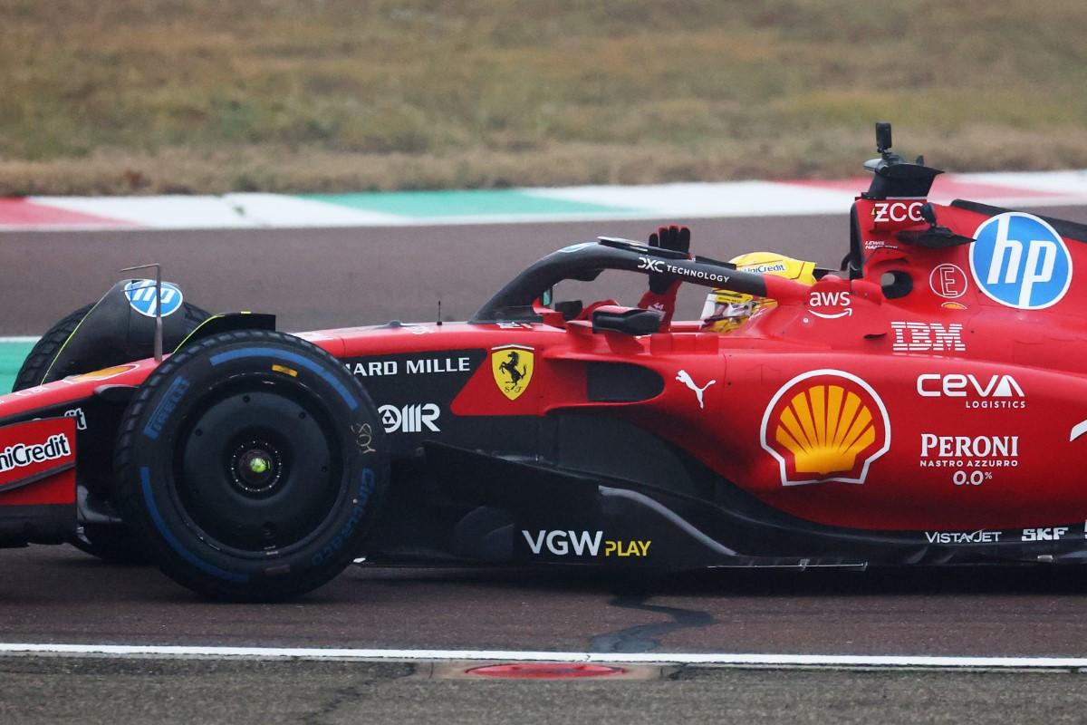 Lewis Hamilton, pentru prima dată la volanul unui Ferrari! Imagini spectaculoase: s-au urcat pe deal și au scos binoclurile pentru a urmări un debut istoric