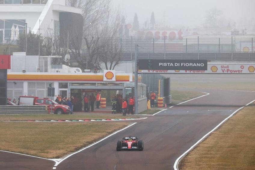 Fanii Ferrari s-au urcat pe deal și au scos binoclurile pentru a-l vedea pe Lewis Hamilton în monopostul Ferrari // foto: Guliver/gettyimages