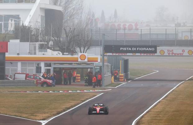Lewis Hamilton, pentru prima dată la volanul unui Ferrari! Imagini spectaculoase: s-au urcat pe deal și au scos binoclurile pentru a urmări un debut istoric
