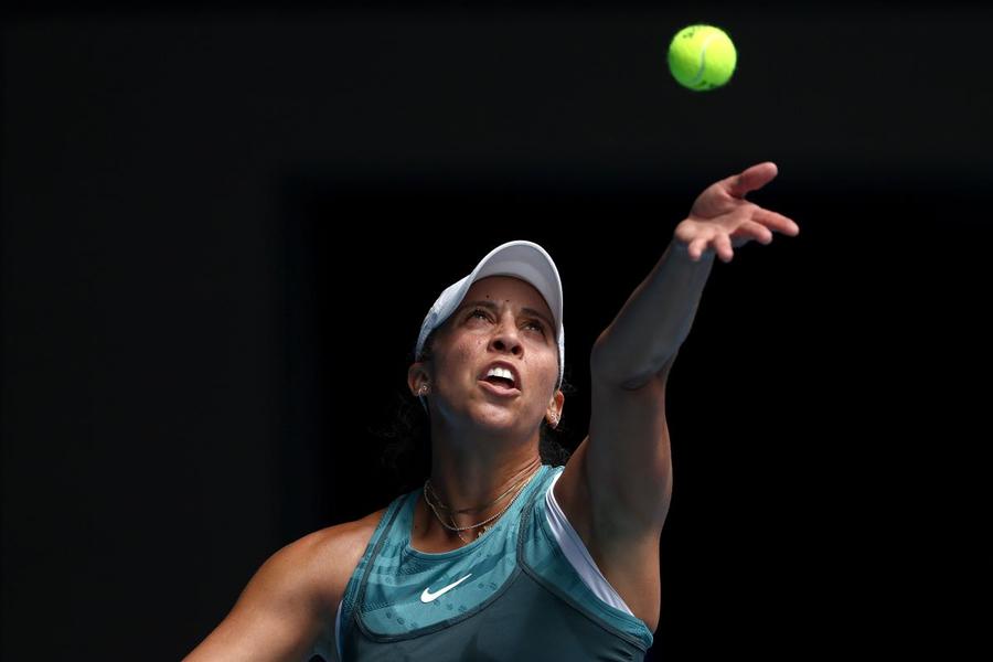 Madison Keys servind în timpul Australian Open Foto: Guliver/GettyImages Madison Keys revine în semifinale la Australian Open după un deceniu de la prima reușită » Cât a contat influența soțului în schimbările făcute: „De multe ori a avut dreptate”