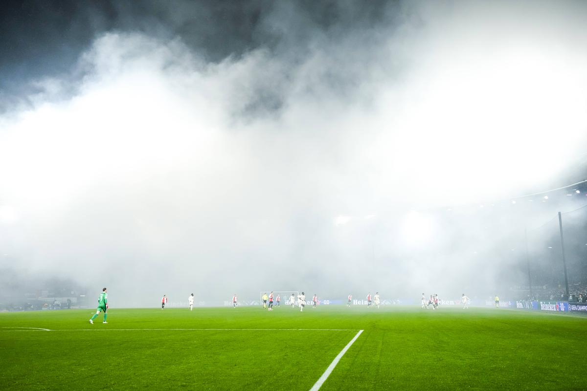 Fanii lui Feyenoord au întrerupt meciul cu Bayern din Liga Campionilor