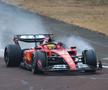 Lewis Hamilton, pentru prima dată la volanul unui Ferrari! Imagini spectaculoase: s-au urcat pe deal și au scos binoclurile pentru a urmări un debut istoric