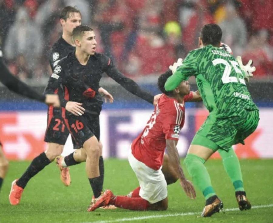 Penaltyul cerut de Benfica, la faza premergătoare golul pe contraatac marcat de Raphinha „Furtul anului! Se vedea și de altă planetă” » Toată lumea acuză, după tragicomedia antologică din Benfica - Barcelona