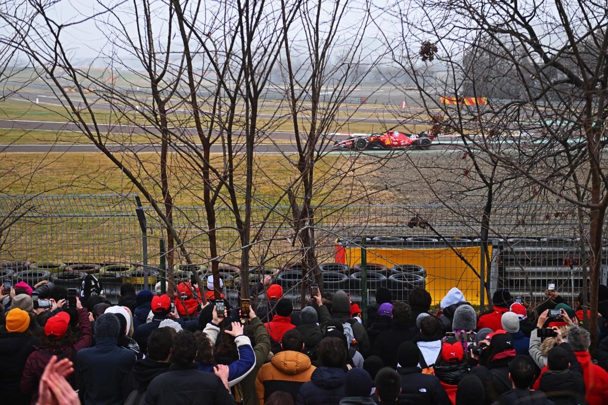 Lewis Hamilton, pentru prima dată la volanul unui Ferrari! Imagini spectaculoase: s-au urcat pe deal și au scos binoclurile pentru a urmări un debut istoric