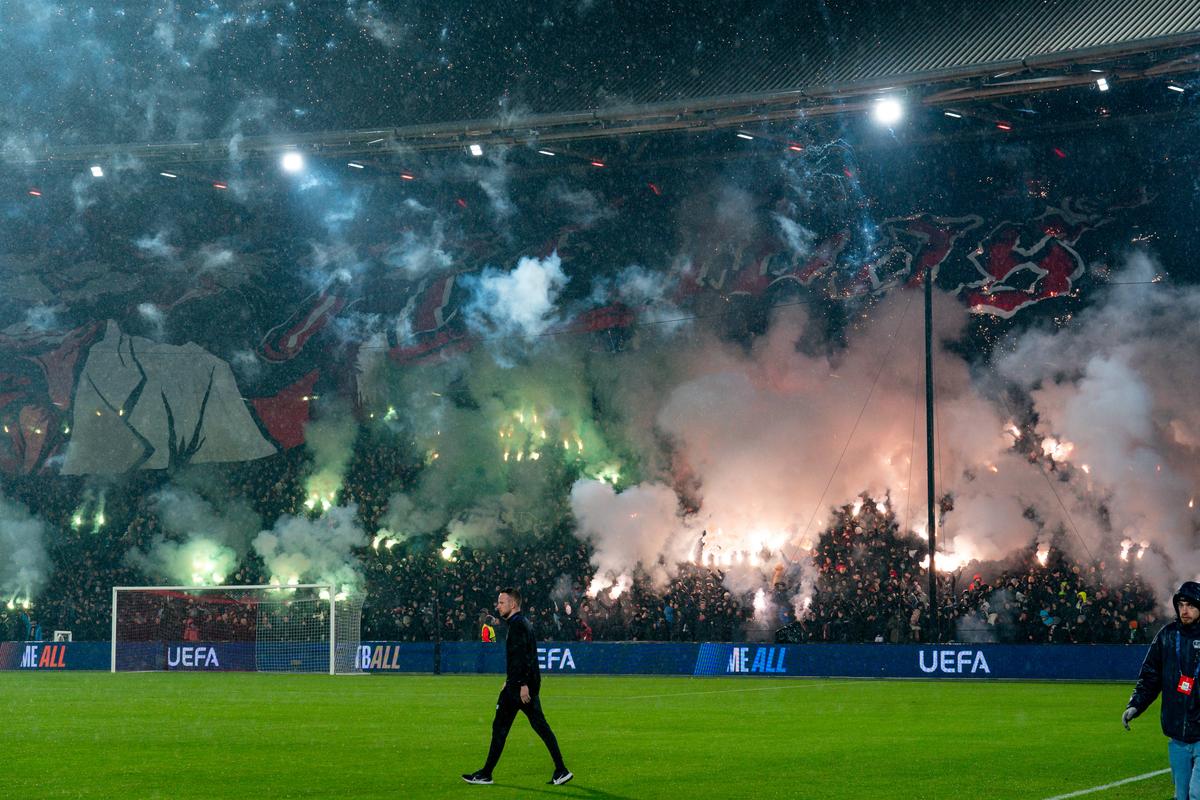 Show pirotehnic în Liga Campionilor! » Meciul a fost întrerupt din cauza fumului care a pus stăpânire pe arenă