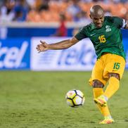 Florent Malouda, în tricoul naționalei Guyanei Franceze, într-un meci cu Honduras din cadrul CONCACAF Gold Cup / Foto: Imago