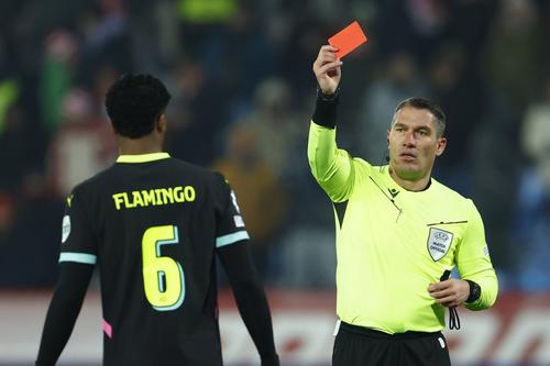 Arbitrul Istvan Kovacs îi arată cartonașul roșu lui Ryan Flamingo în minutul 50 al partidei Steaua Roșie Belgrad - PSV Eindhoven 2-3 / Foto: Imago