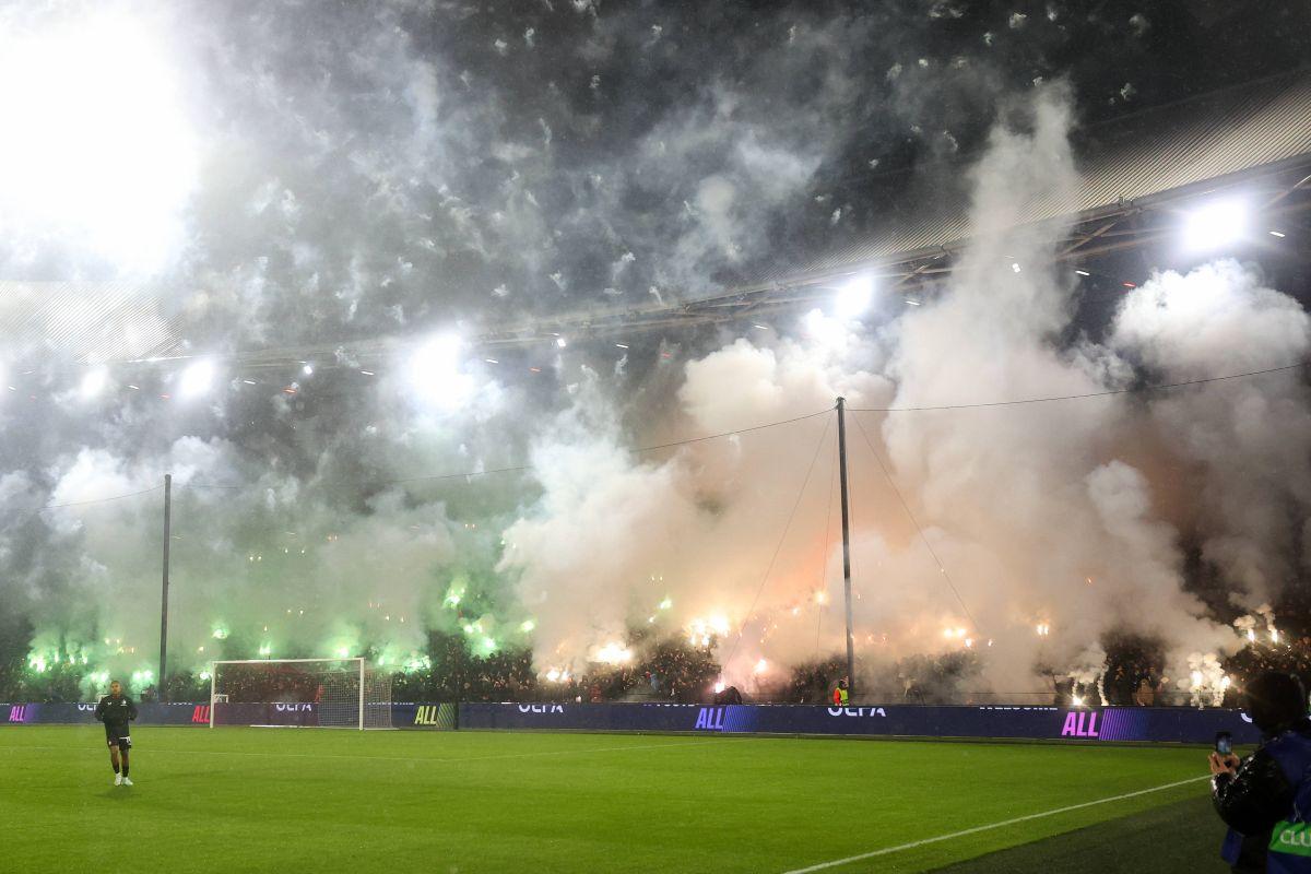 Show pirotehnic în Liga Campionilor! » Meciul a fost întrerupt din cauza fumului care a pus stăpânire pe arenă
