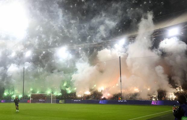 Show pirotehnic în Liga Campionilor! » Meciul a fost întrerupt din cauza fumului care a pus stăpânire pe arenă