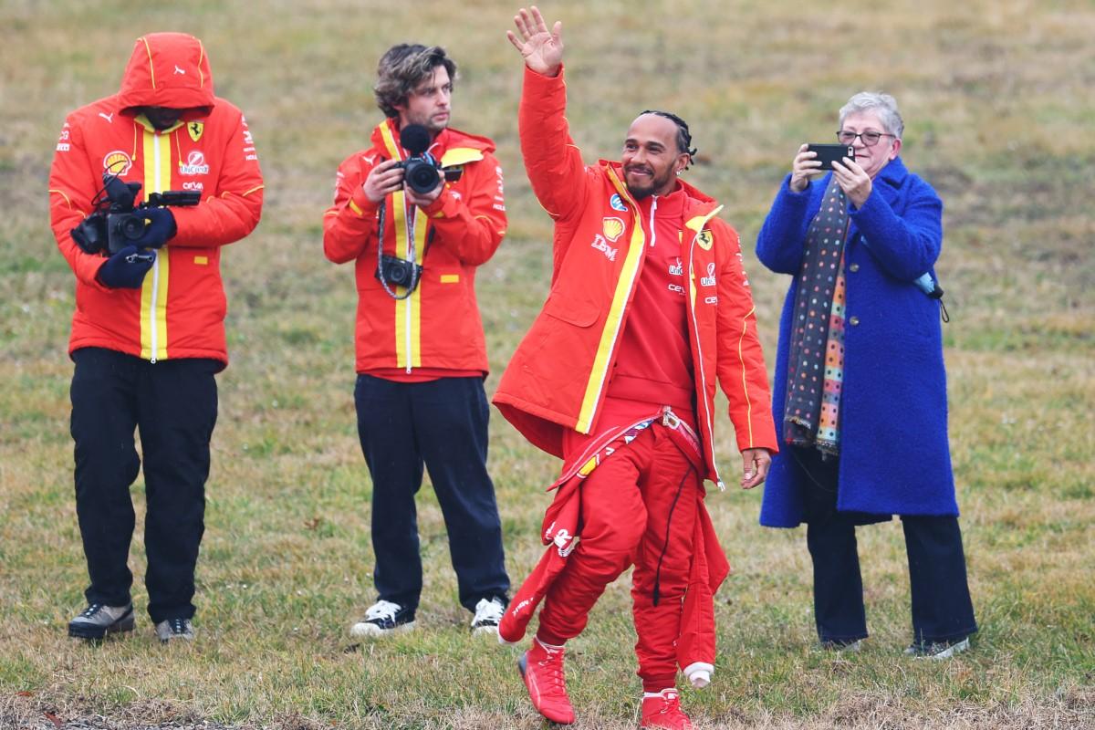 Lewis Hamilton, pentru prima dată la volanul unui Ferrari! Imagini spectaculoase: s-au urcat pe deal și au scos binoclurile pentru a urmări un debut istoric