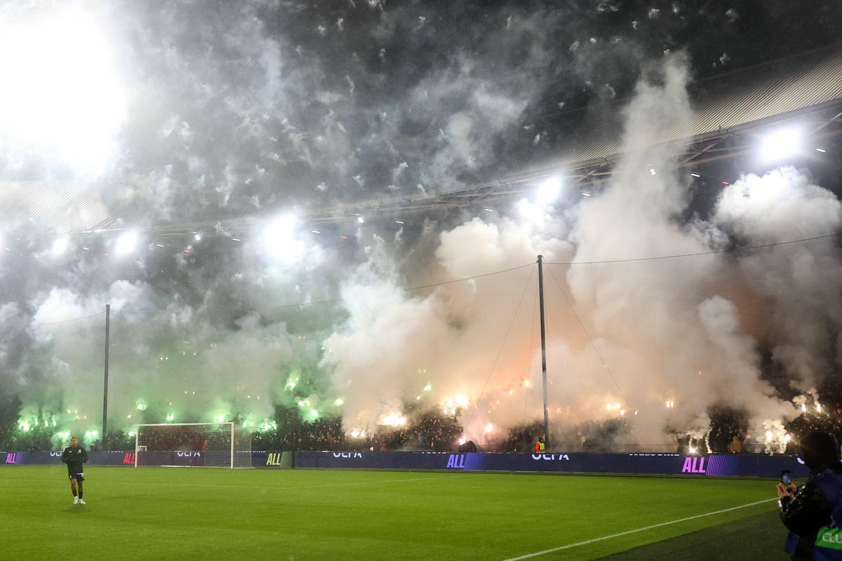 Fanii lui Feyenoord au întrerupt meciul cu Bayern din Liga Campionilor