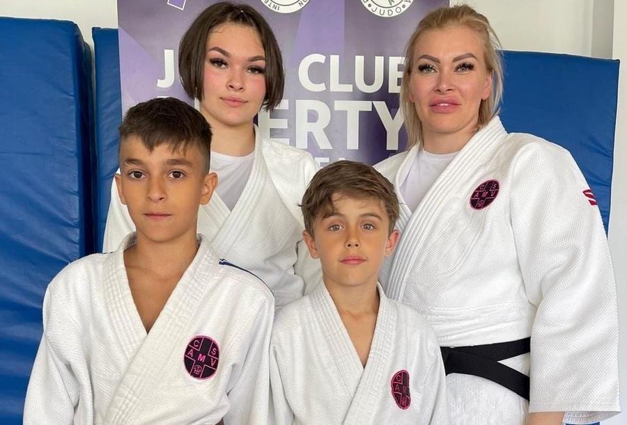 Alina Alecu - Croitoru, în dreapta, a devenit antrenoare Sportul românesc în TEROARE » 10 cazuri extreme din ultimii ani: „A tras capătul frânghiei, învelit într-un cauciuc gros, și m-a pocnit cu ură”