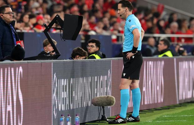 „Furtul anului! Se vedea și de altă planetă” » Toată lumea acuză, după tragicomedia antologică din Benfica - Barcelona