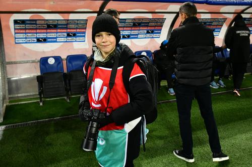Matei a primit cadou vesta de fotoreporter de la meci, ca să aibă o amintire de la „debut”