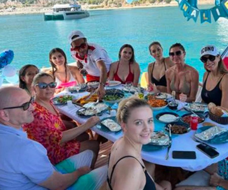 Majoratul lui Annaliese Drăgan. În fotografie, mama și tatăl acesteia, Christina Drăgan, Alexandra Piscupescu, Irina Deleanu și fiica sa După ce GSP a scos la iveală mărturiile gimnastelor abuzate, președinta Irina Deleanu a reacționat pe Facebook-ul Gazetei, cu 3 poze și un videoclip