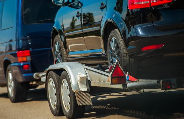 Ce trebuie să faci dacă mașina ta are un zgomot la motor și importanța serviciului de tractări auto București
