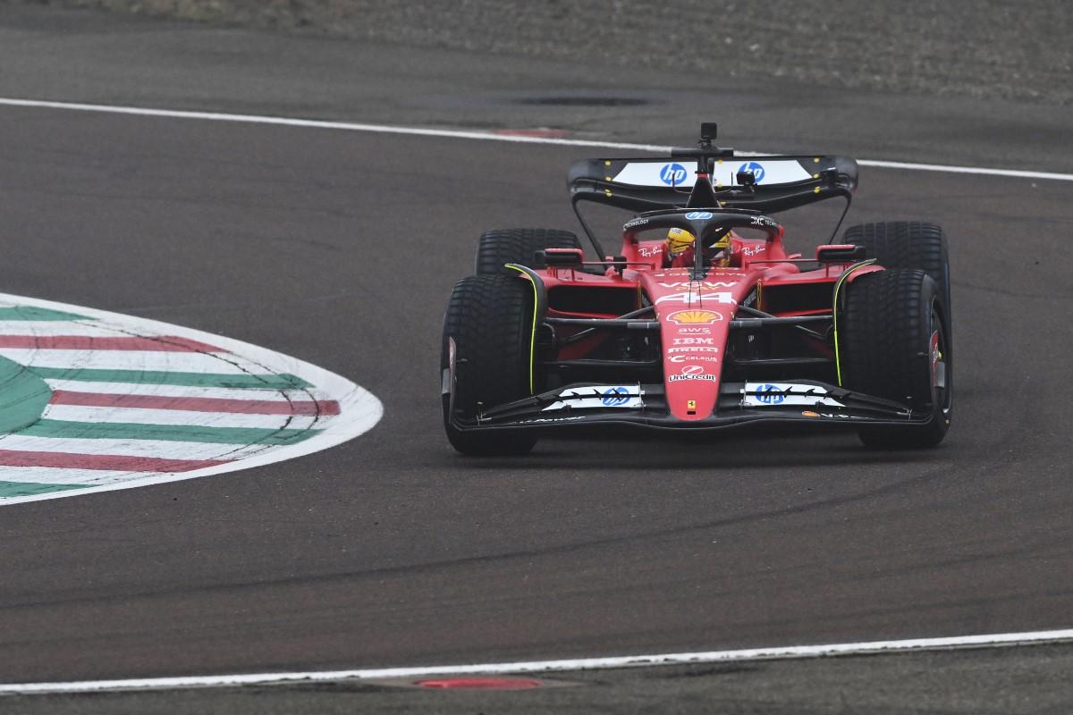 Lewis Hamilton, pentru prima dată la volanul unui Ferrari! Imagini spectaculoase: s-au urcat pe deal și au scos binoclurile pentru a urmări un debut istoric