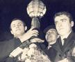 Cornel Oțelea, în dreapta, după cucerirea Cupei Campionilor Europeni alături de Steaua