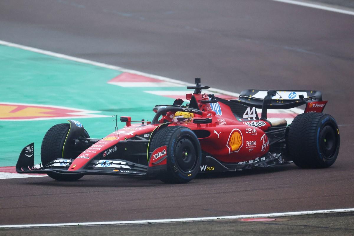Lewis Hamilton, pentru prima dată la volanul unui Ferrari! Imagini spectaculoase: s-au urcat pe deal și au scos binoclurile pentru a urmări un debut istoric