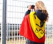 Lewis Hamilton, pentru prima dată la volanul unui Ferrari! Imagini spectaculoase: s-au urcat pe deal și au scos binoclurile pentru a urmări un debut istoric